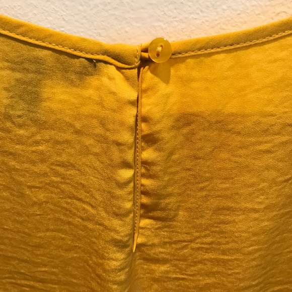 Banana Republic Blouse in Medium - Picture 3 of 7